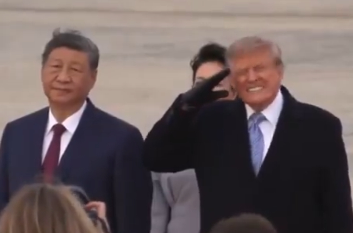 Trump faz careta em passagem de avião militar; Xi não expressa reação