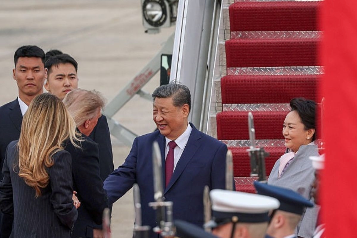 Em gesto raro, Trump recebe Xi Jinping em pista de aeroporto nos EUA