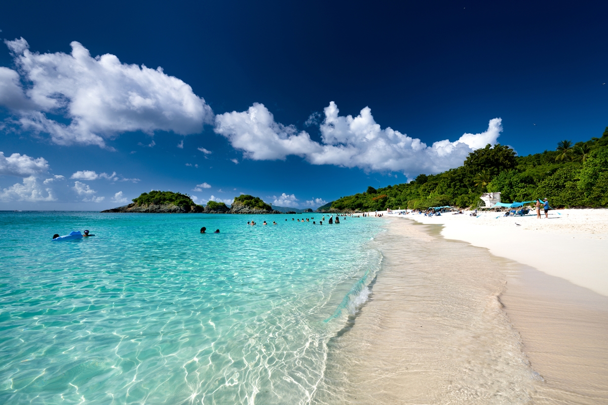 Foto colorida de praia - Metrópoles