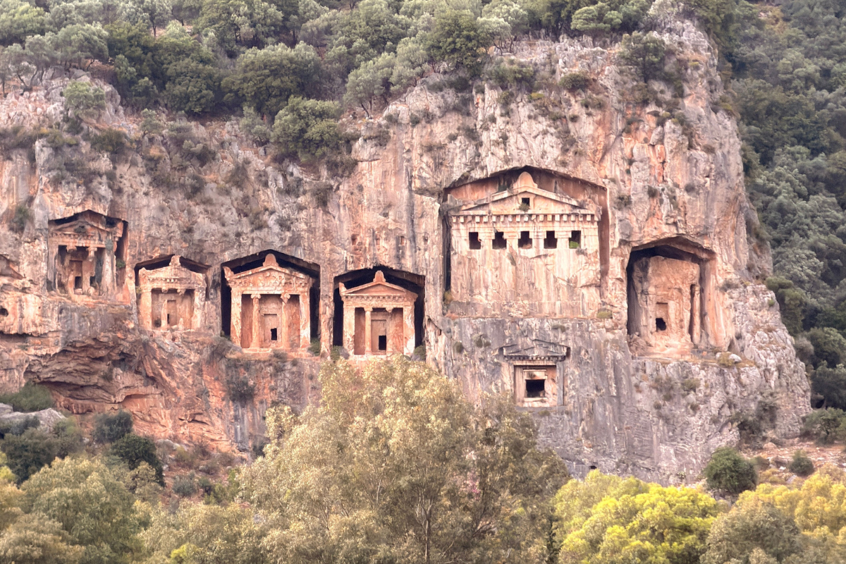 Tumbas dos Reis da Lícica esculpidas diretamente nas falésias de calcário da antiga cidade de Kaunos, perto da cidade de Dalyan, na província de Muğla, na Turquia