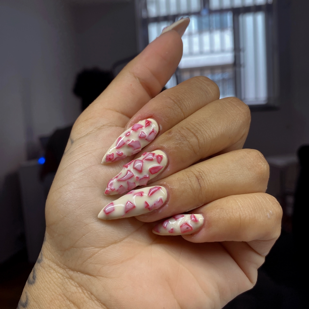 Da cozinha à nail art: exóticas, unhas de morango cravejado bombam na web