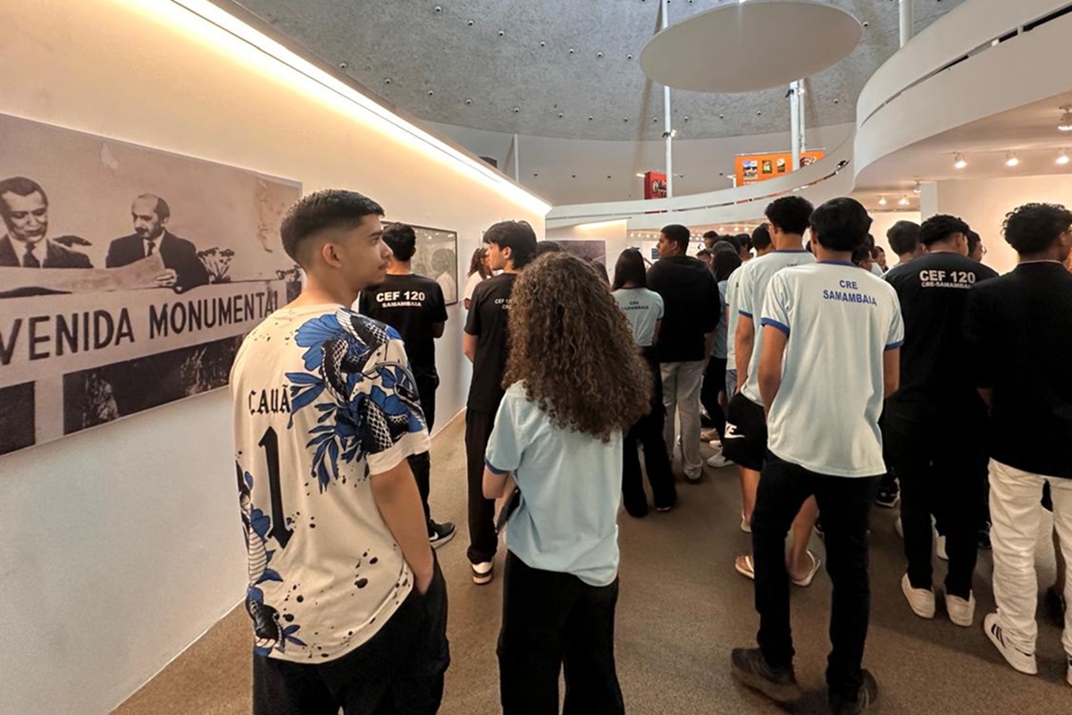 Alunos de Samambaia fazem visita cultural à mostra Utopias em construção
