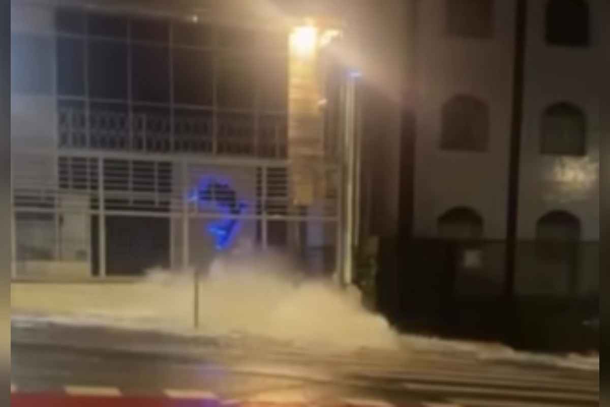 Vazamento da Copasa abre cratera e provoca enxurrada no Barreiro, em BH
