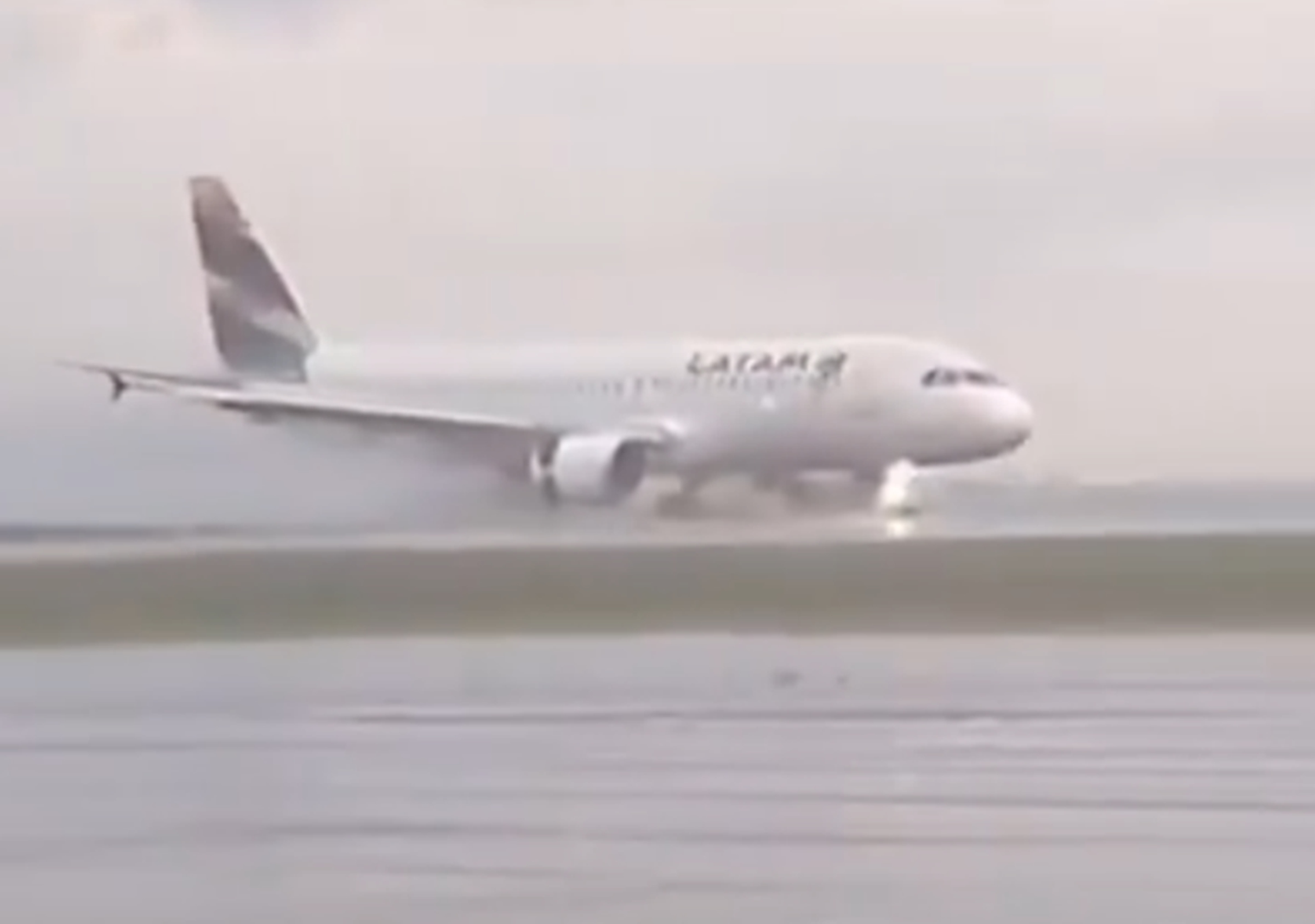 Veja momento em que avião da Latam sai da pista e para na lama no PR