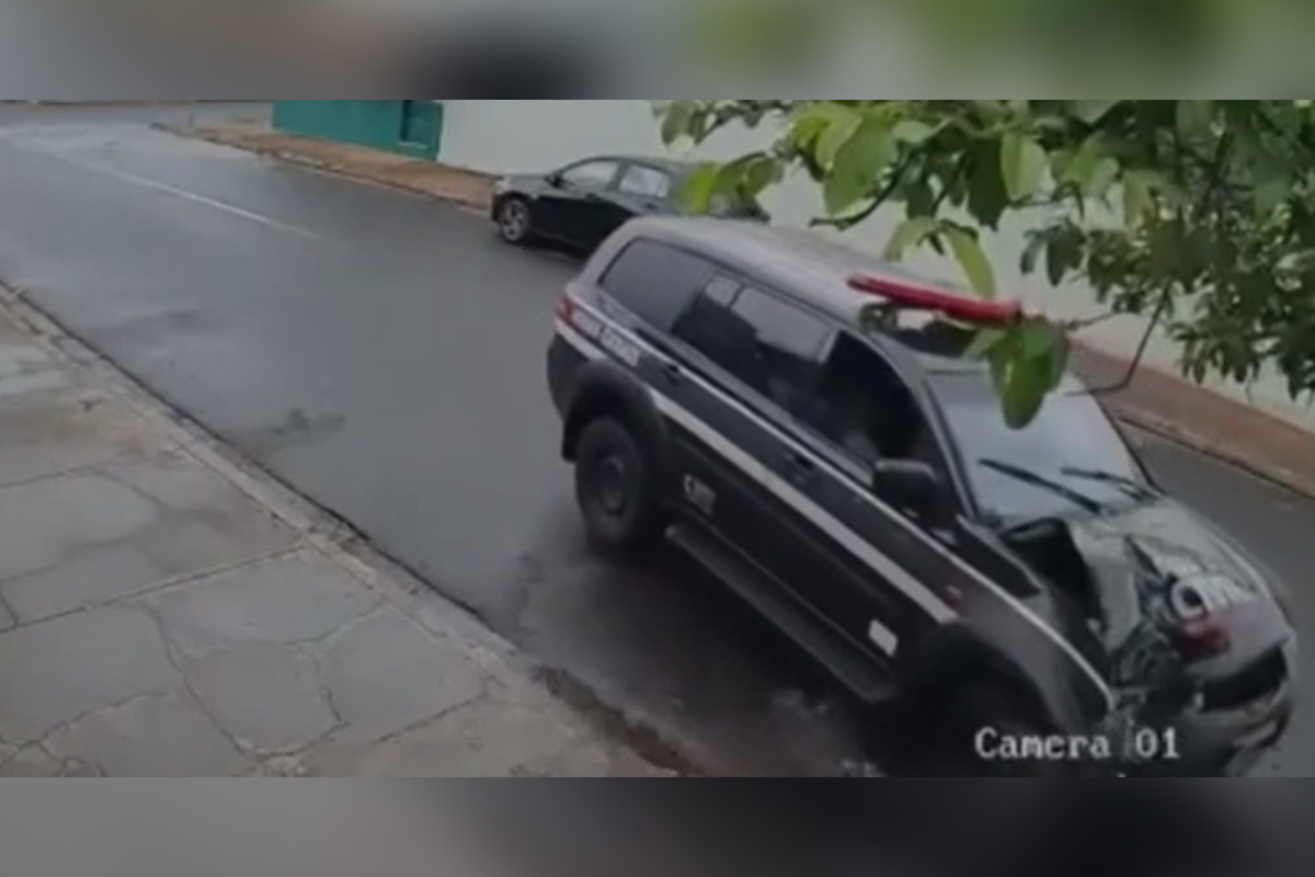 Viatura da Polícia Civil atinge motos e árvore em MG; caso é apurado
