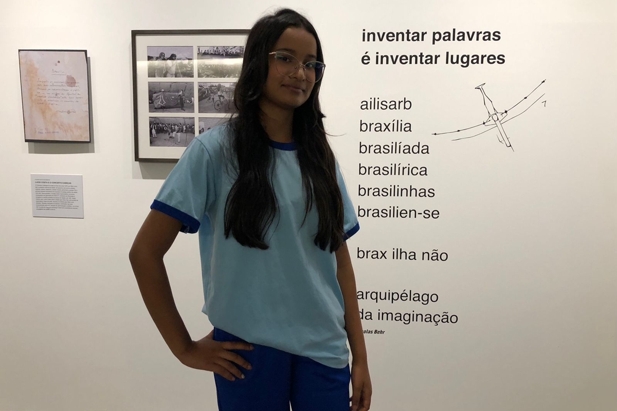 Foto colorida de adolescente com uniforme escolar - Metrópoles