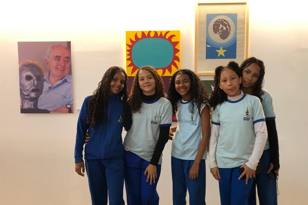 Foto colorida de cinco meninas em exposição de arte - Metrópoles