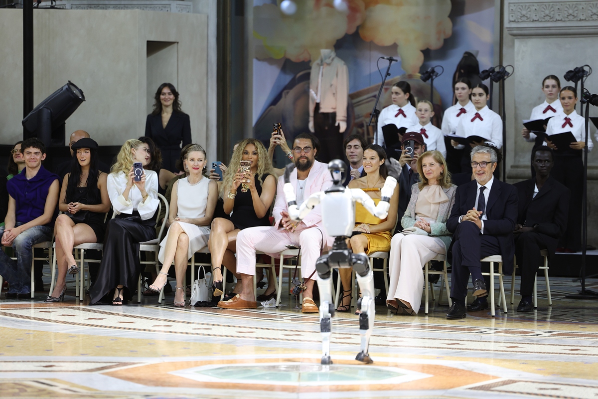 foto com cor. Convidados reagem ao robô no vogue world - metrópoles