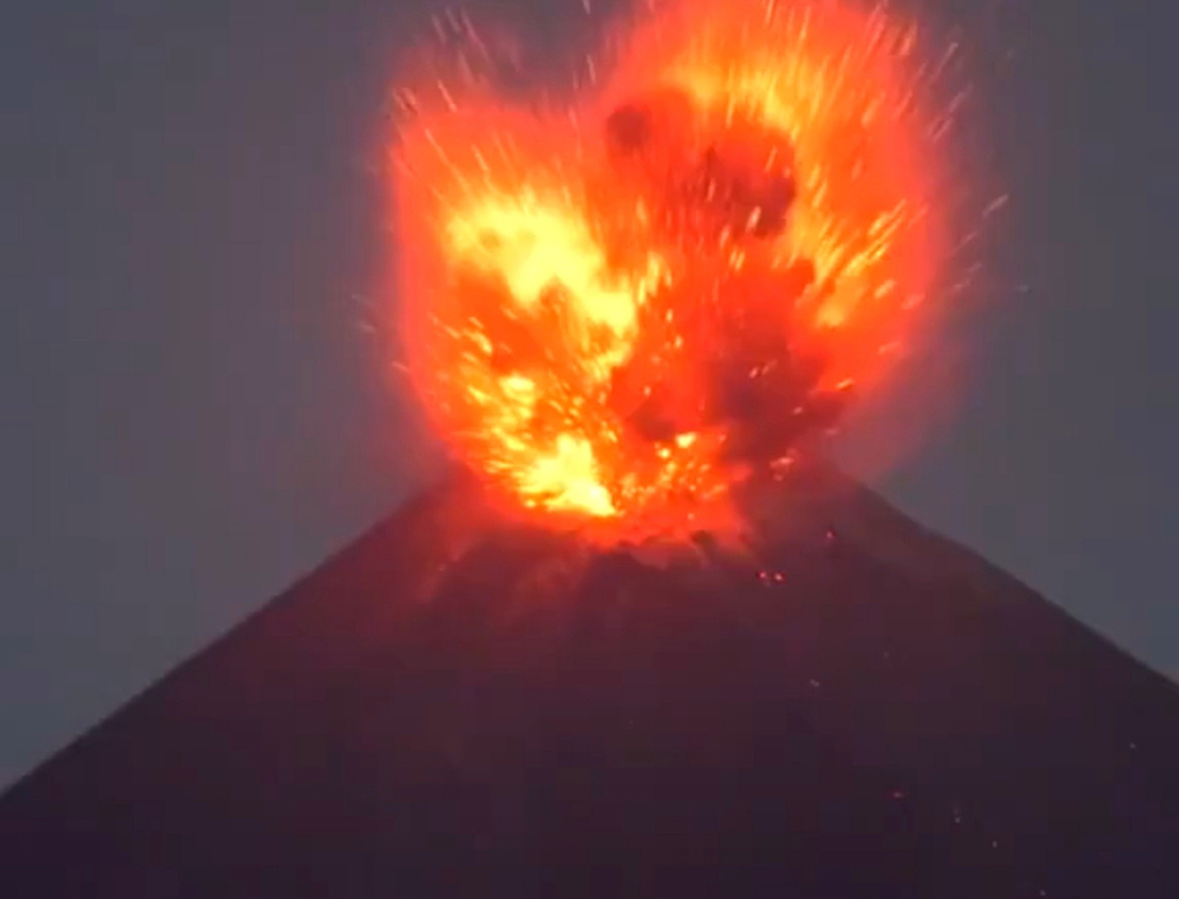 Indonésia: mais de 300 voos são cancelados após vulcão entrar em erupção