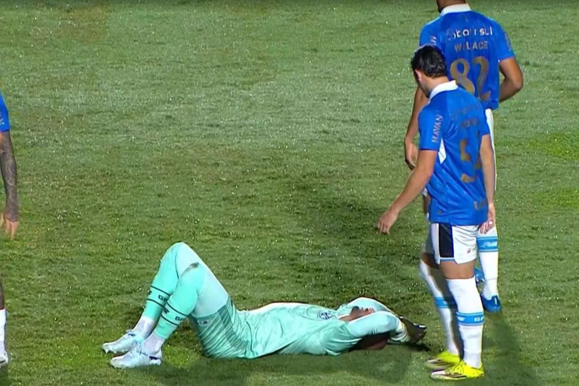 Goleiro Weverton passa mal antes de partida entre Vitória e Grêmio