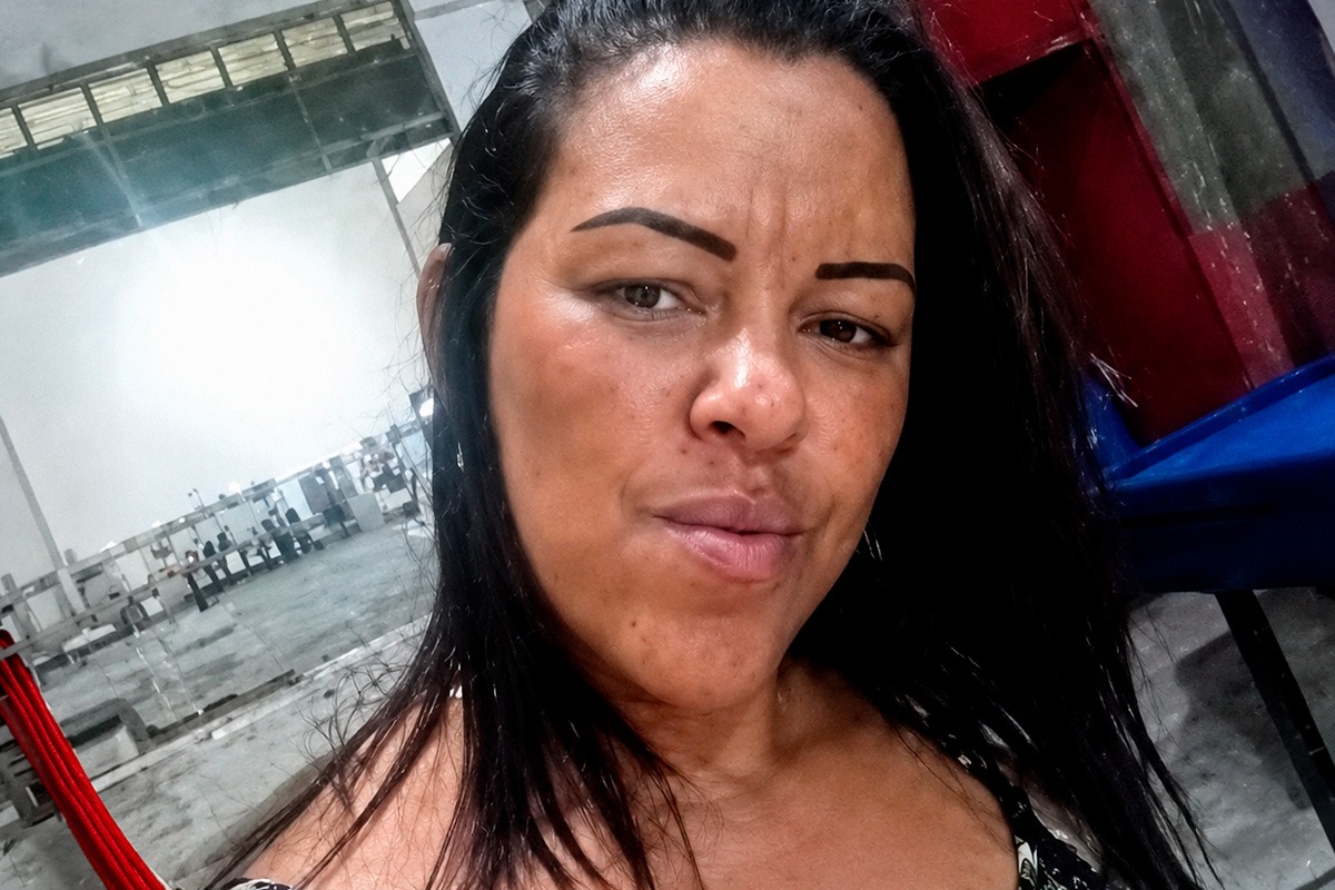 "Amiga" que segurou mulher para que o ex a esfaqueasse está foragida - QTU Questões do Universo