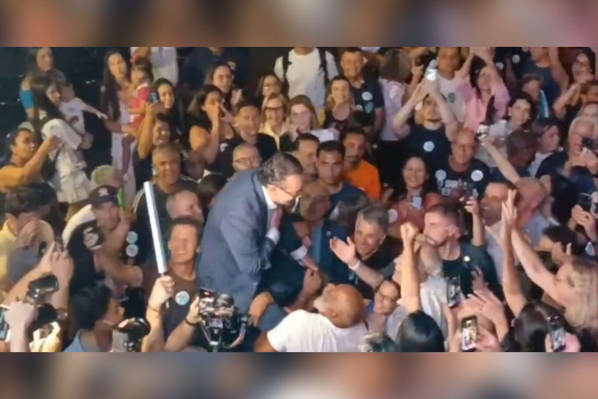 Cury sendo carregado na chegada à Casa Cury