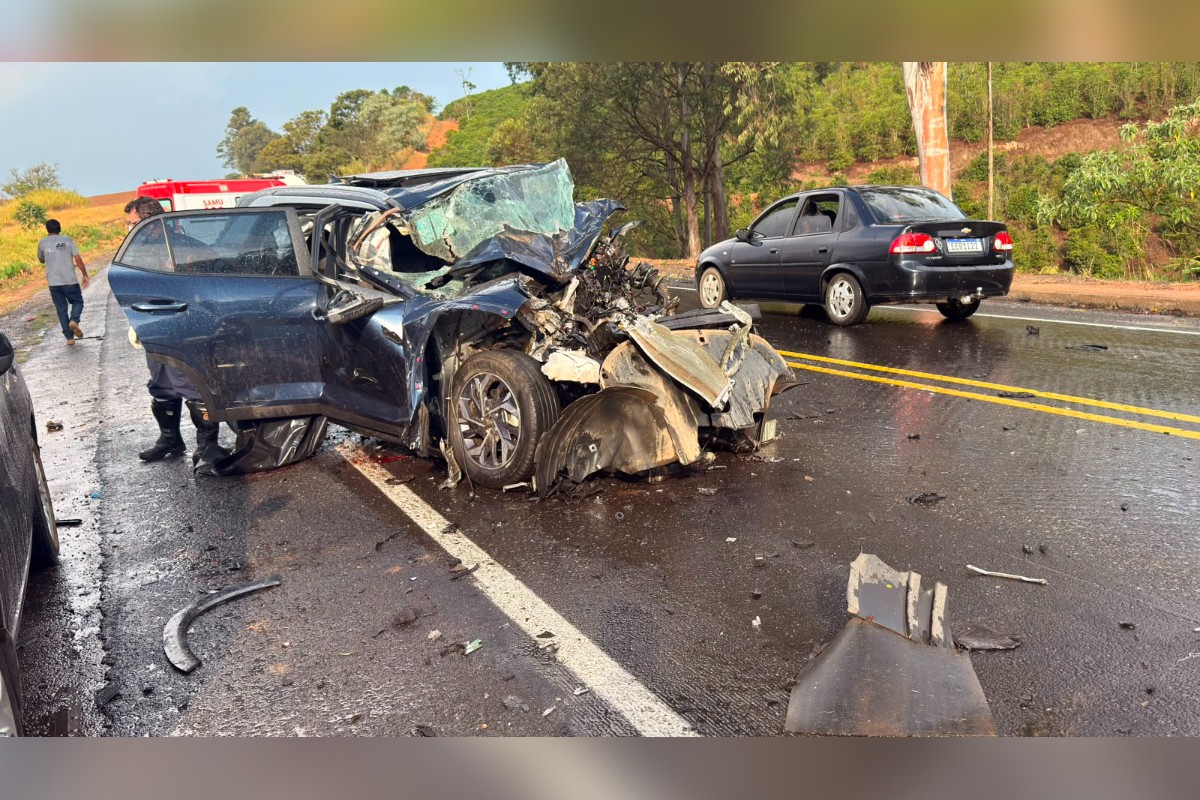 Três pessoas morrem em acidente entre carro e caminhão na BR-146 em MG