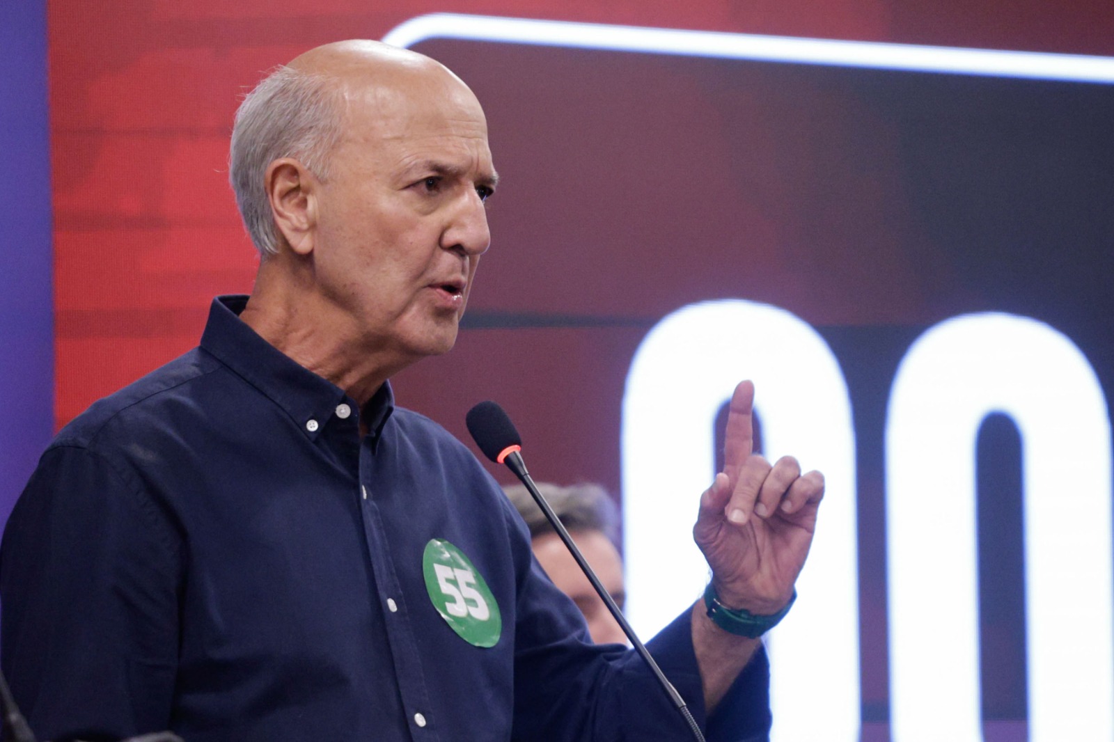 Arruda diz que vai "fechar a torneira dos gastos" no GDF