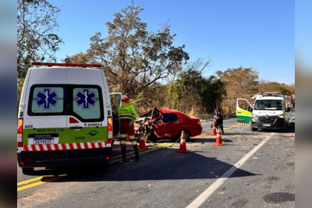 Colisão frontal entre carros deixa dois mortos e dois feridos em MG