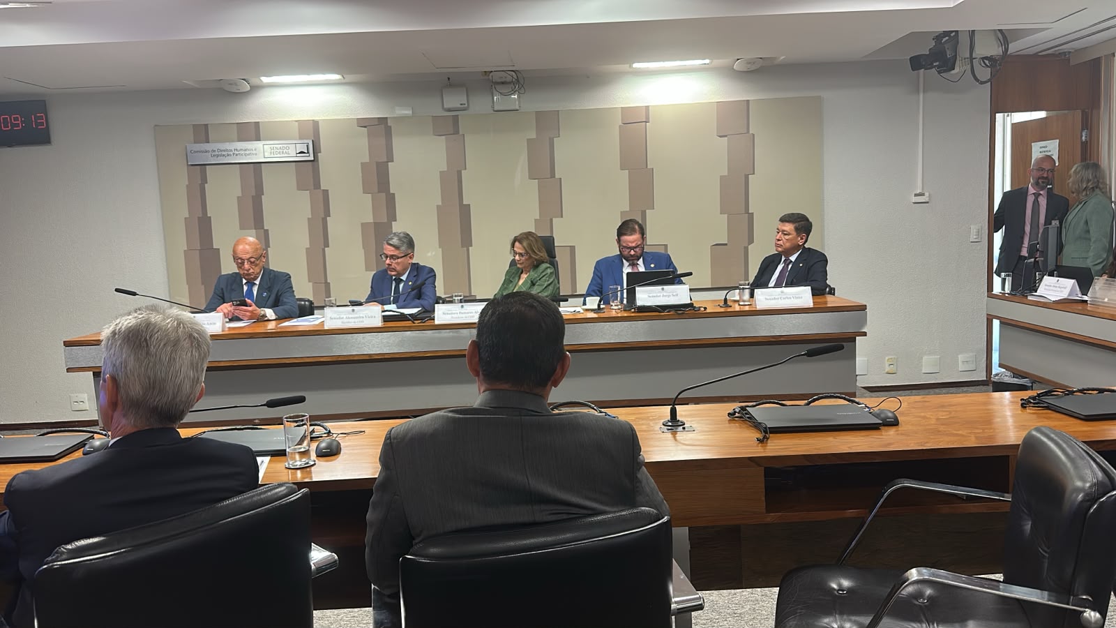 Senadores se reúnem em comissão para acompanhar julgamento de Moraes