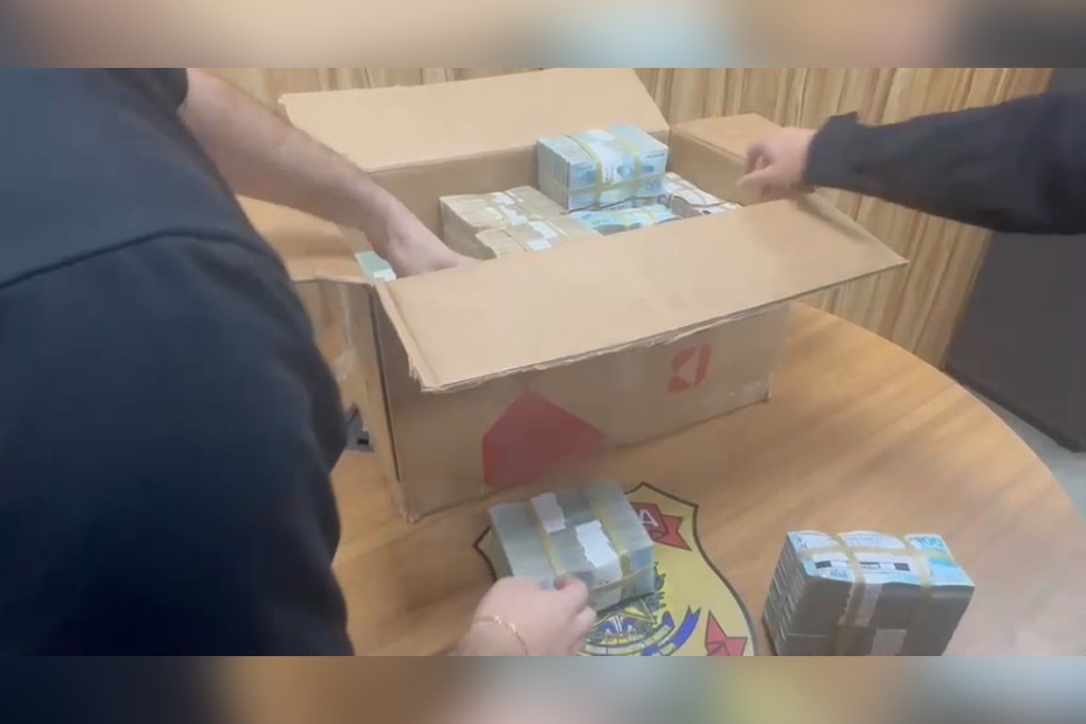 Políticos são alvo da PF por elo com "montanha de dinheiro” de R$ 2 milhões