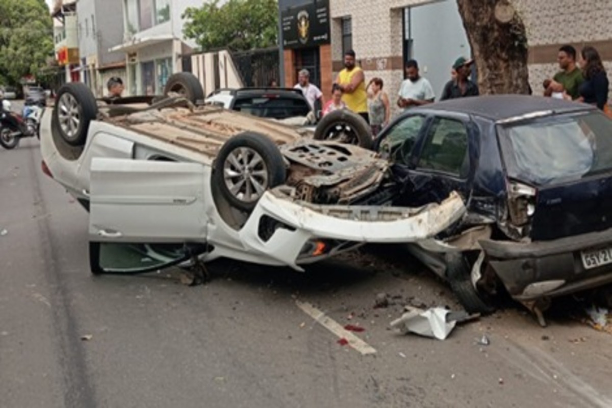 Motorista dorme ao volante e carro capota em Governador Valadares