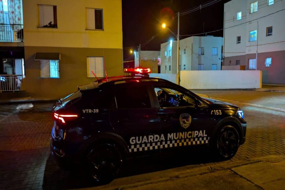 Mãe é presa ao deixar 2 crianças com idoso de 79 anos e mobilidade reduzida