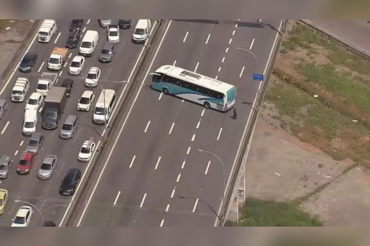 Operação: TCP usa ônibus escolares para fazer barricada na Linha Vermelha