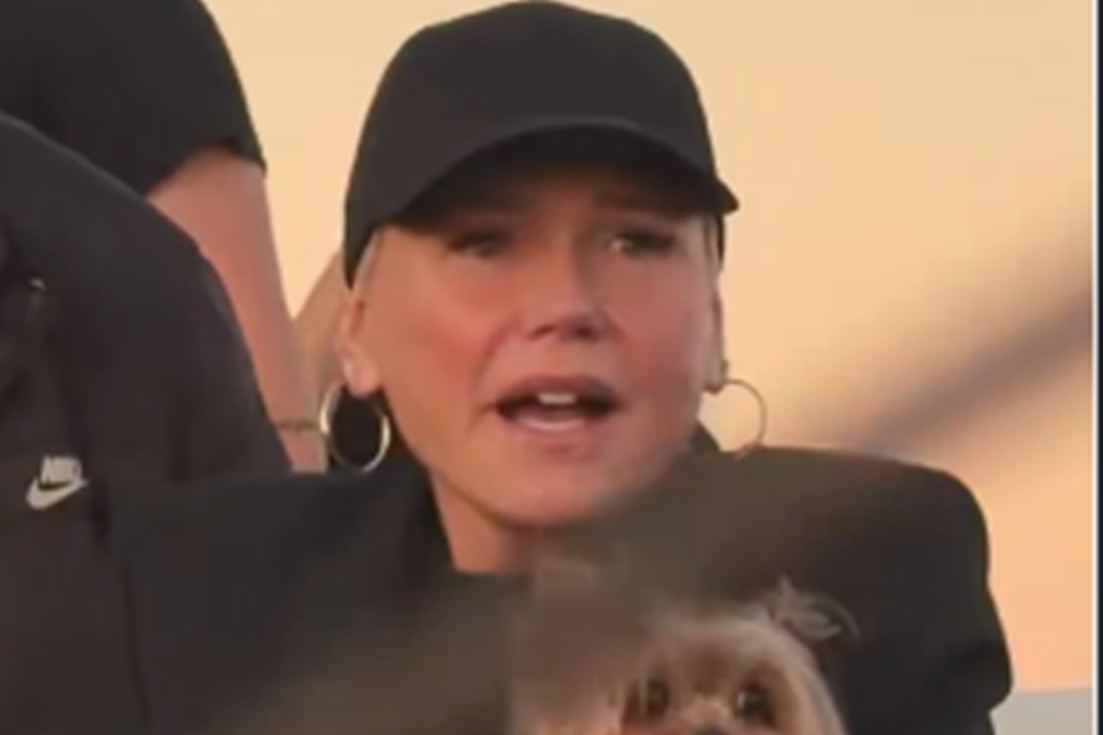 Xuxa dá bronca em fã que assustou cadela dela em Curitiba antes de turnê
