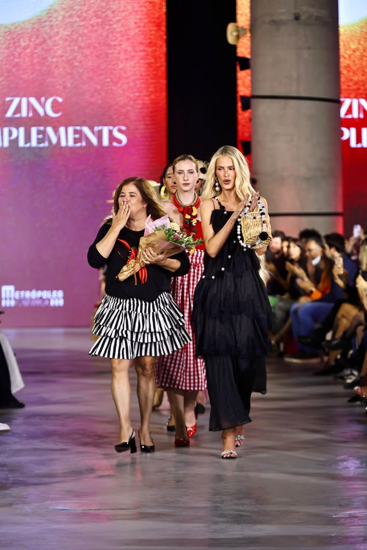 foto com cor. passarela zinc complements no metrópoles catwalk - metrópoles
