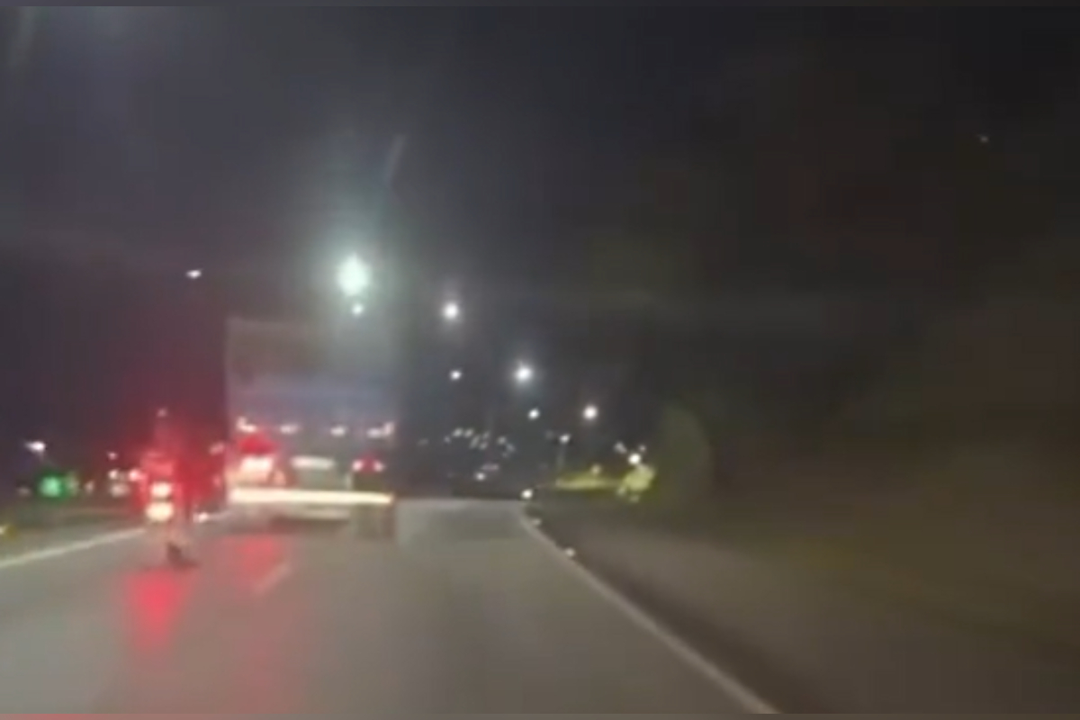 Carreta faz zigue-zague, tomba na BR-040 e motorista recusa bafômetro
