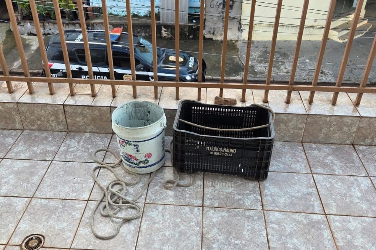 "Teleférico do crime": trio entregava droga e remédio com balde em varanda