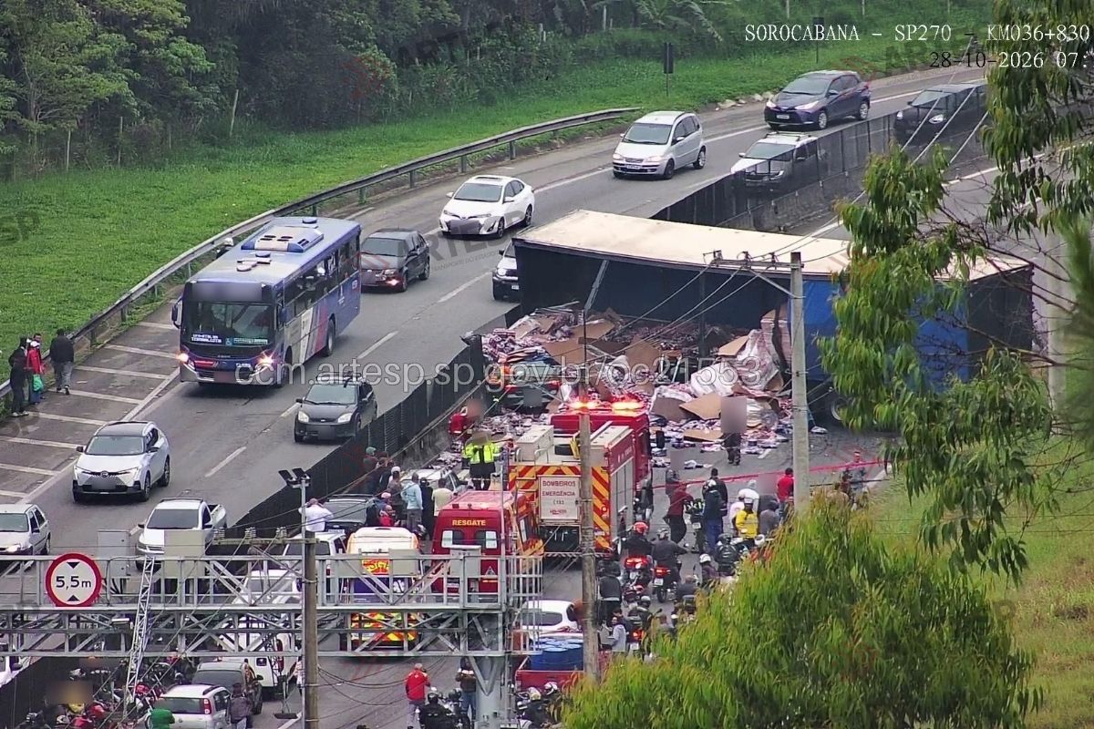 Raposo Tavares e Rodoanel têm trechos bloqueados por acidentes com carretas
