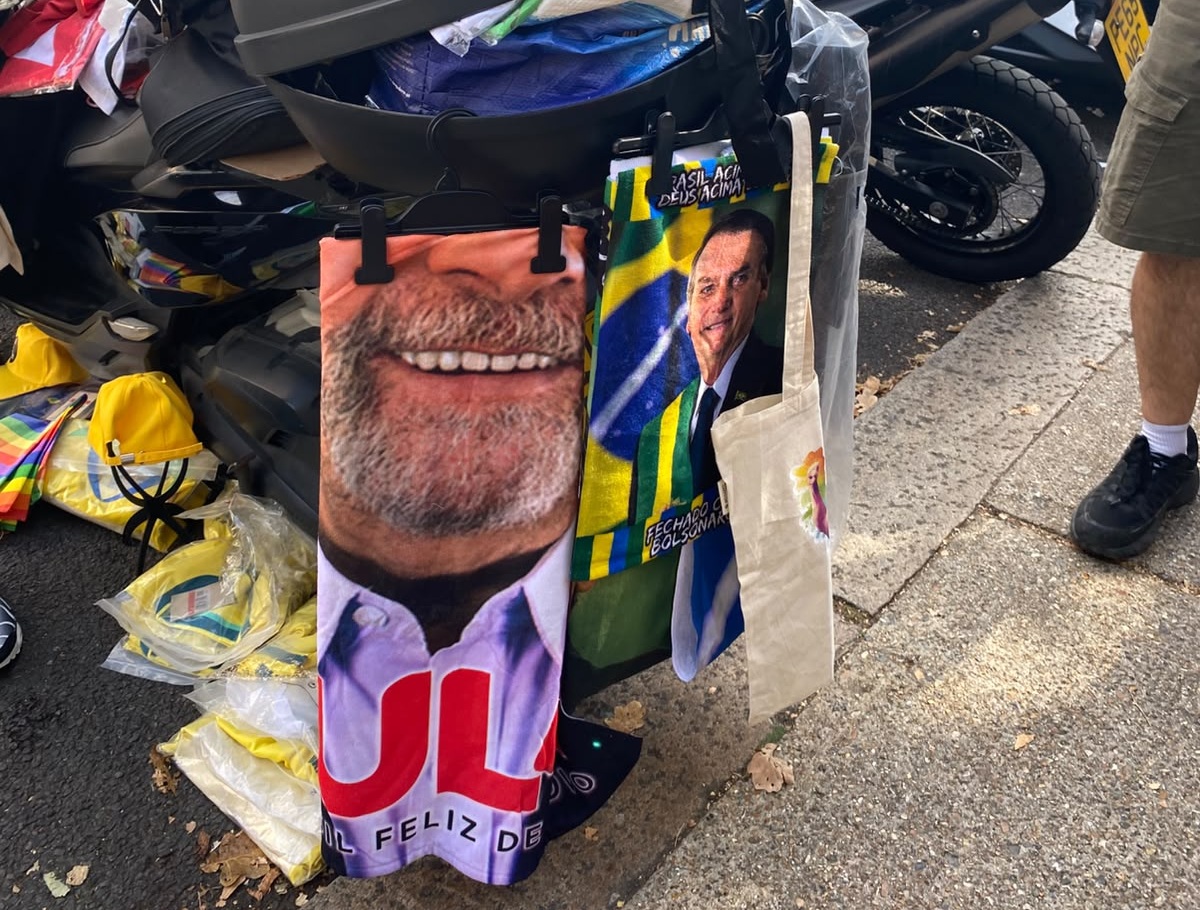 Eleição: Londres tem lulistas x bolsonaristas, samba e até venda de toalhas