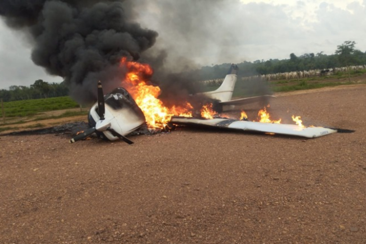 Piloto incendeia avião suspeito vindo da Bolívia e foge após cerco da FAB