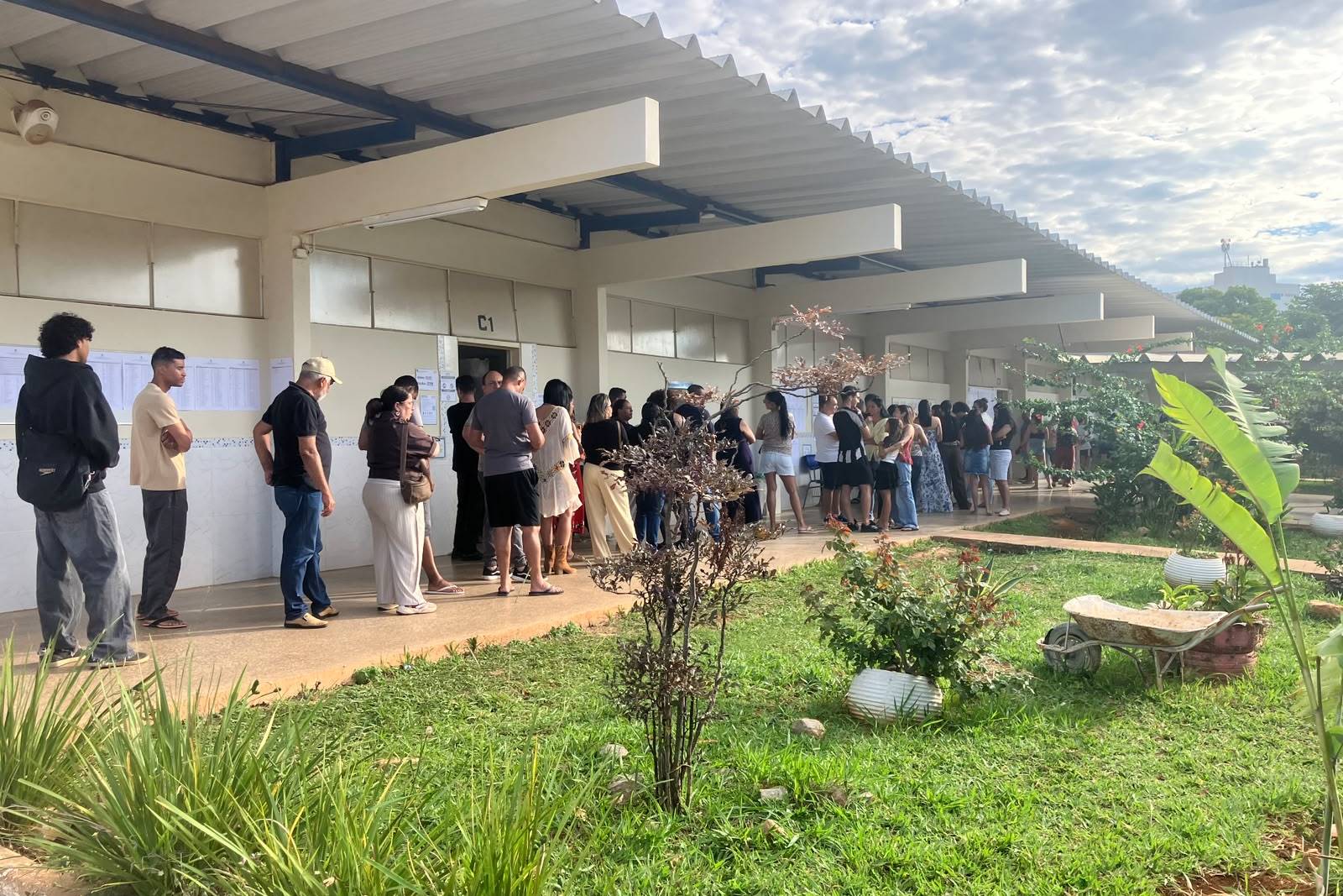 Após fim do horário de votação, filas ainda tomam conta de seções no DF