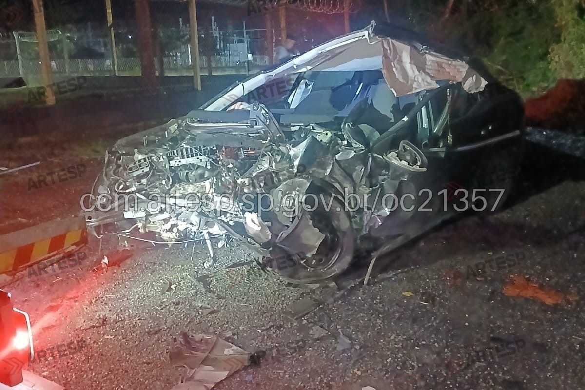 Acidente com carro de luxo deixa 2 mortos na Rio-Santos, em Bertioga