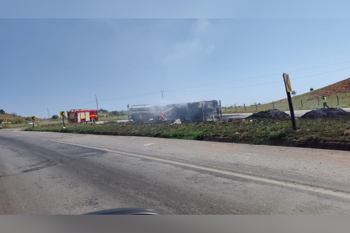 Bombeiro de folga para e combate incêndio em carreta na BR-040, em Minas