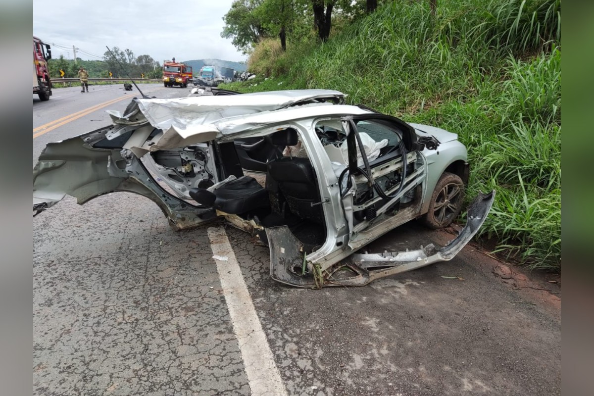 Mãe e filho de 2 anos morrem em acidente entre 4 veículos em Itaúna (MG)