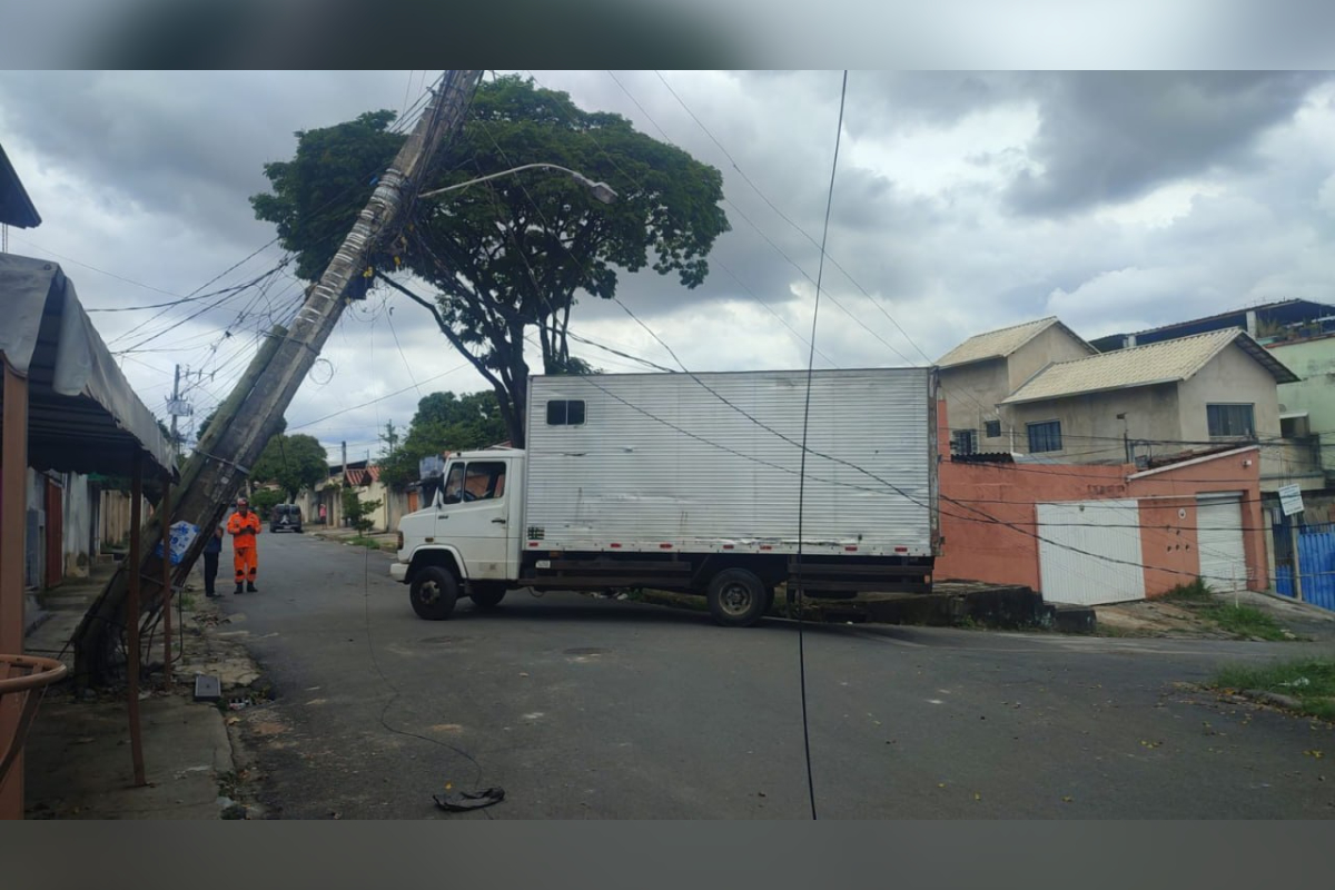 Fio de energia cai sobre caminhão e deixa três pessoas presas em BH