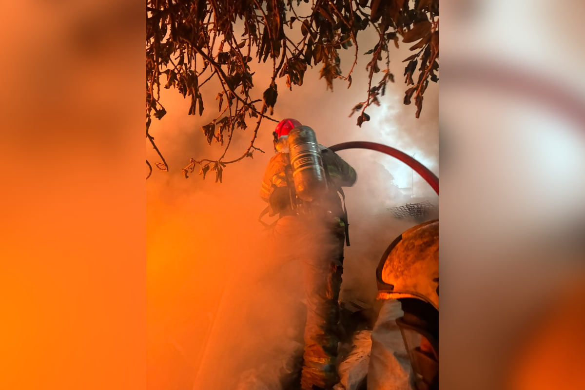 Incêndio atinge depósito de recicláveis e assusta moradores em BH