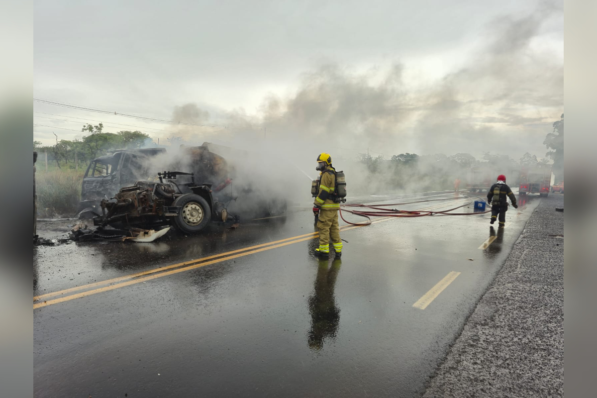 Caminhões batem de frente e pegam fogo na BR-497, em Uberlândia