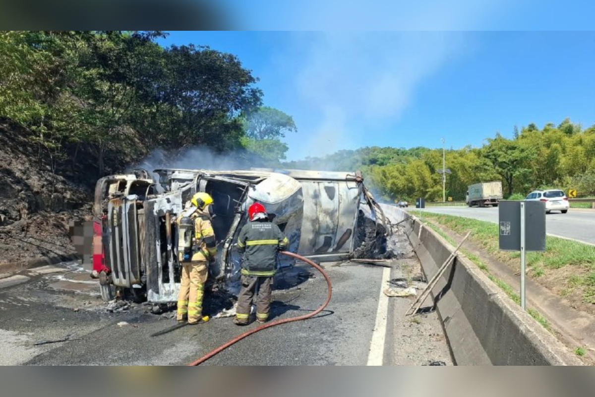 bombeiros apagam incêndio carreta BR-381