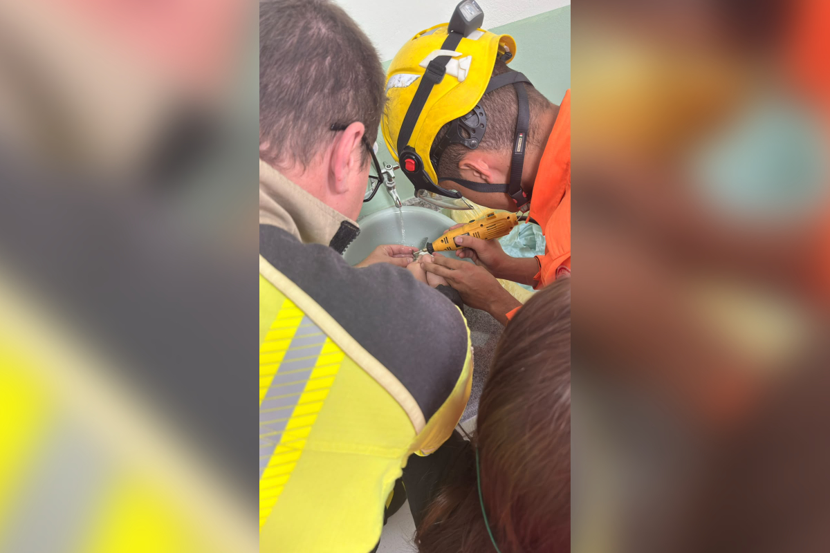 bombeiro retira anel preso no dedo em Januária-MG