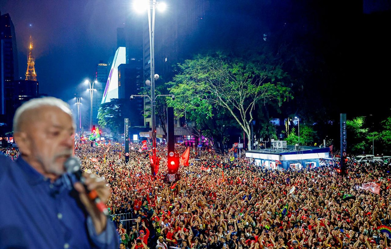 Em fala na Av Paulista, Lula chama vitória de "dia histórico" e beija Janja