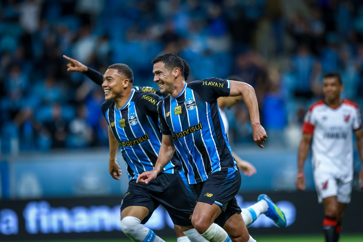 Grêmio derrota Athletico-PR e deixa a zona de rebaixamento do Brasileirão