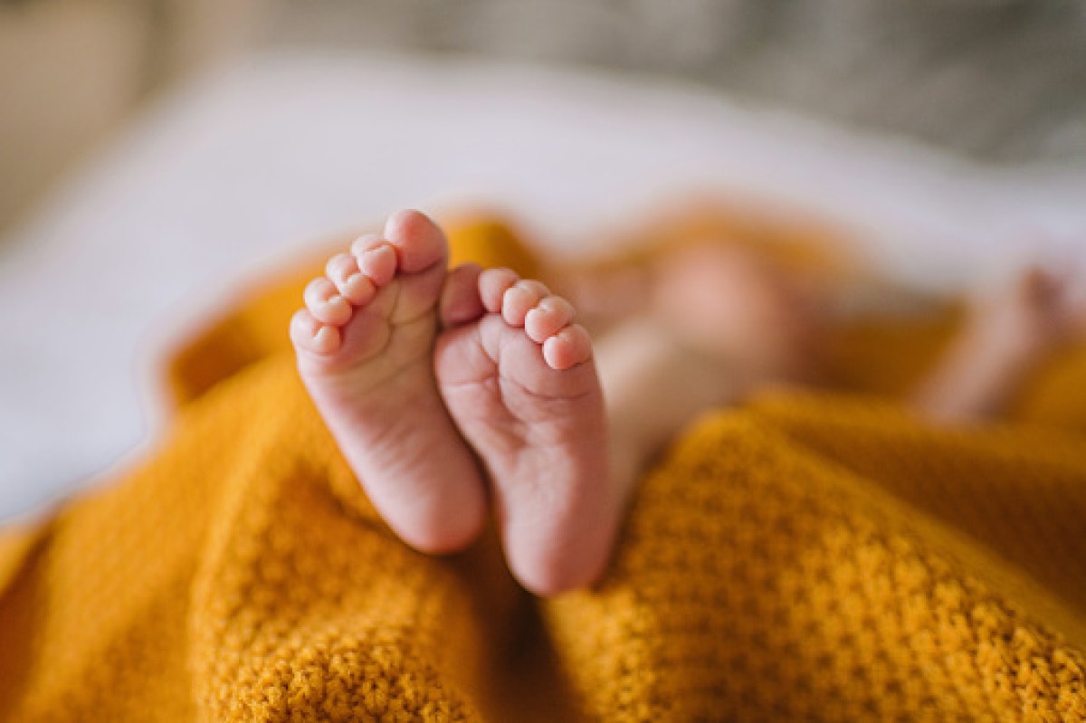 Bebê de 1 ano e 5 meses morre após tomar mamadeira e polícia investiga