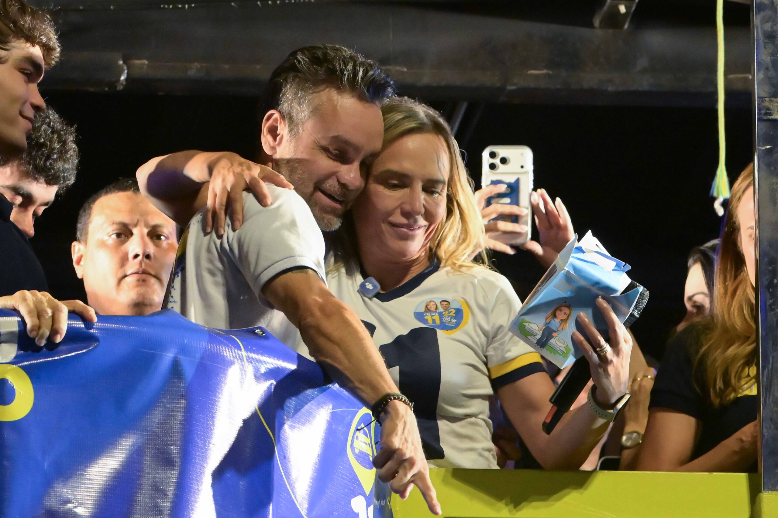 Após vitória, Celina ora e canta em comitê: “Governar como Deus espera”