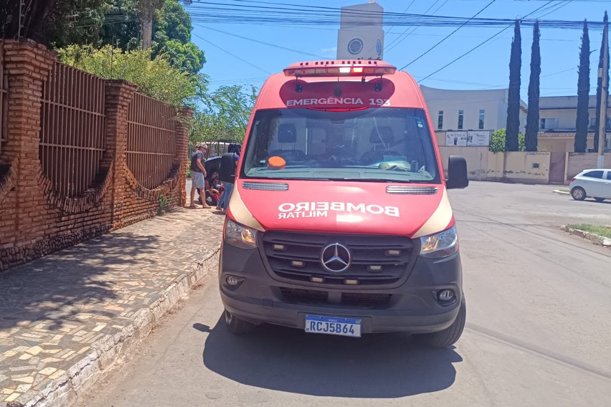 Adolescente fica ferido após colisão entre scooter elétrica e motocicleta