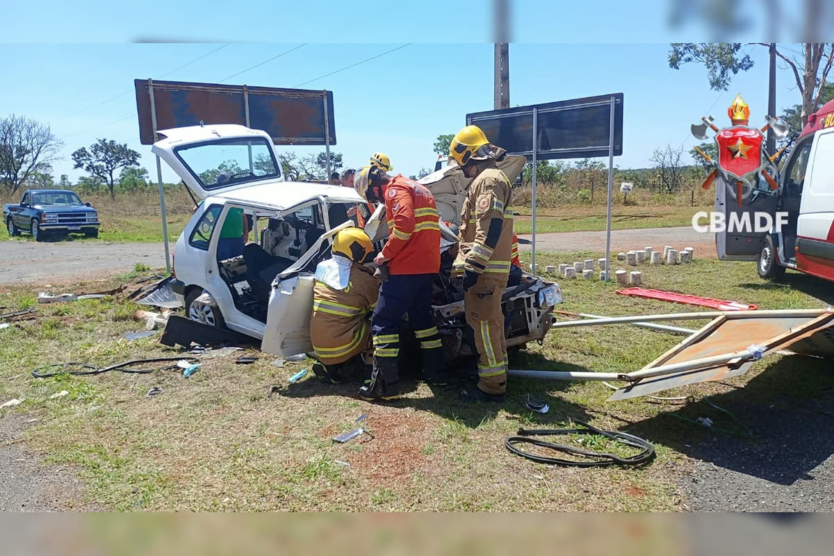 Colisão frontal deixa vítimas presas às ferragens na BR-251