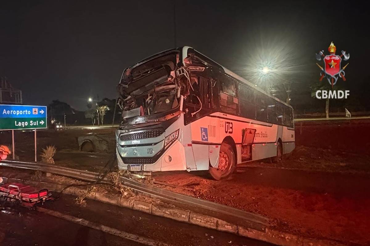 Dois passageiros ficam feridos após ônibus bater em parada no Park Way