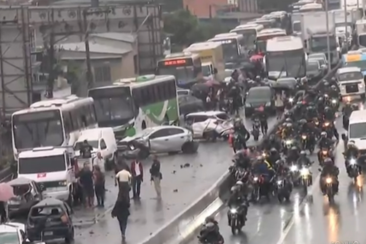 Motorista de ônibus infarta, morre ao dirigir e arrasta 22 carros no Rio
