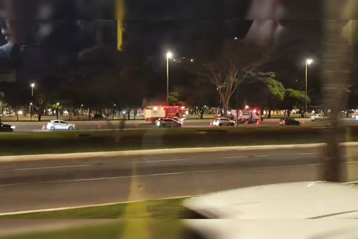 Acidente entre carro e moto causa engarrafamento quilométrico no Eixão Sul