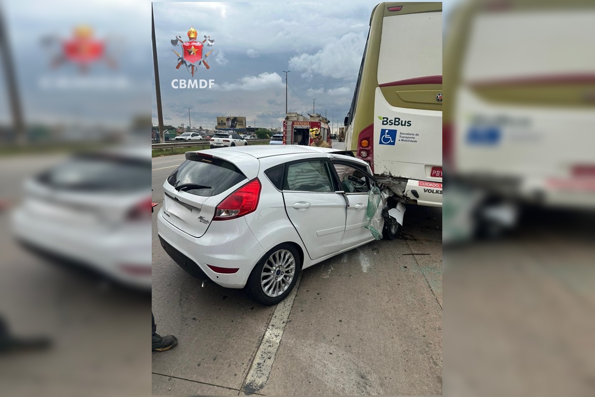 Carro fica com frente destruída após acidente contra ônibus no DF